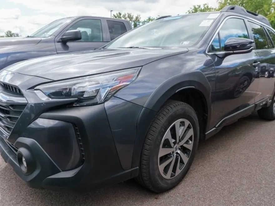 2023 Subaru Outback Premium photo 1
