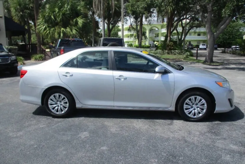 2012 Toyota Camry LE photo 1