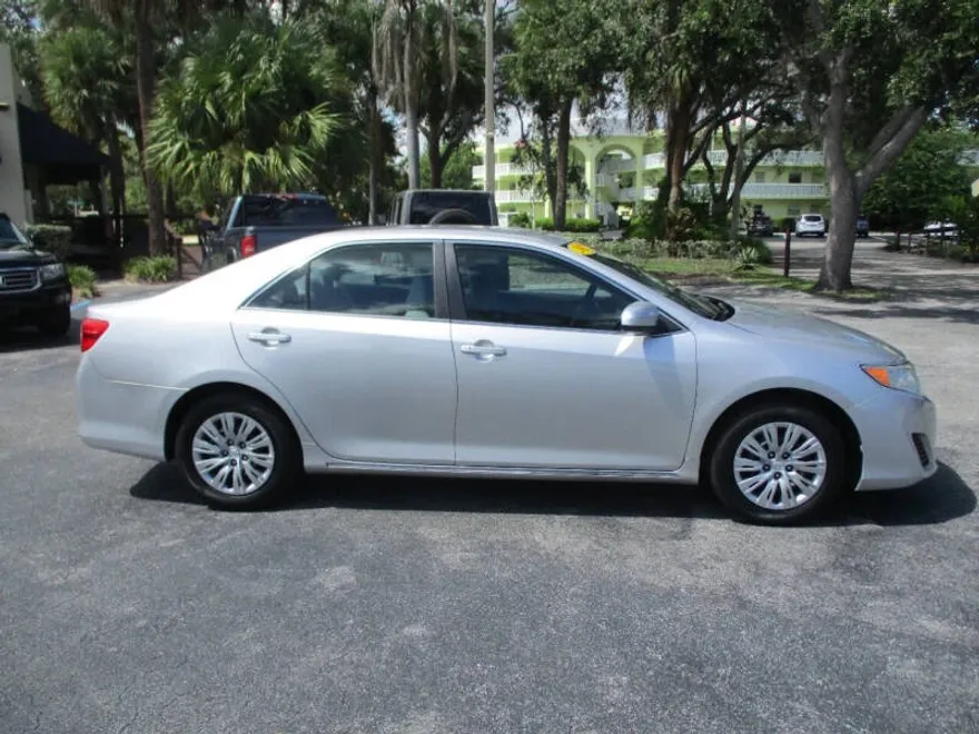 2012 Toyota Camry LE photo 1