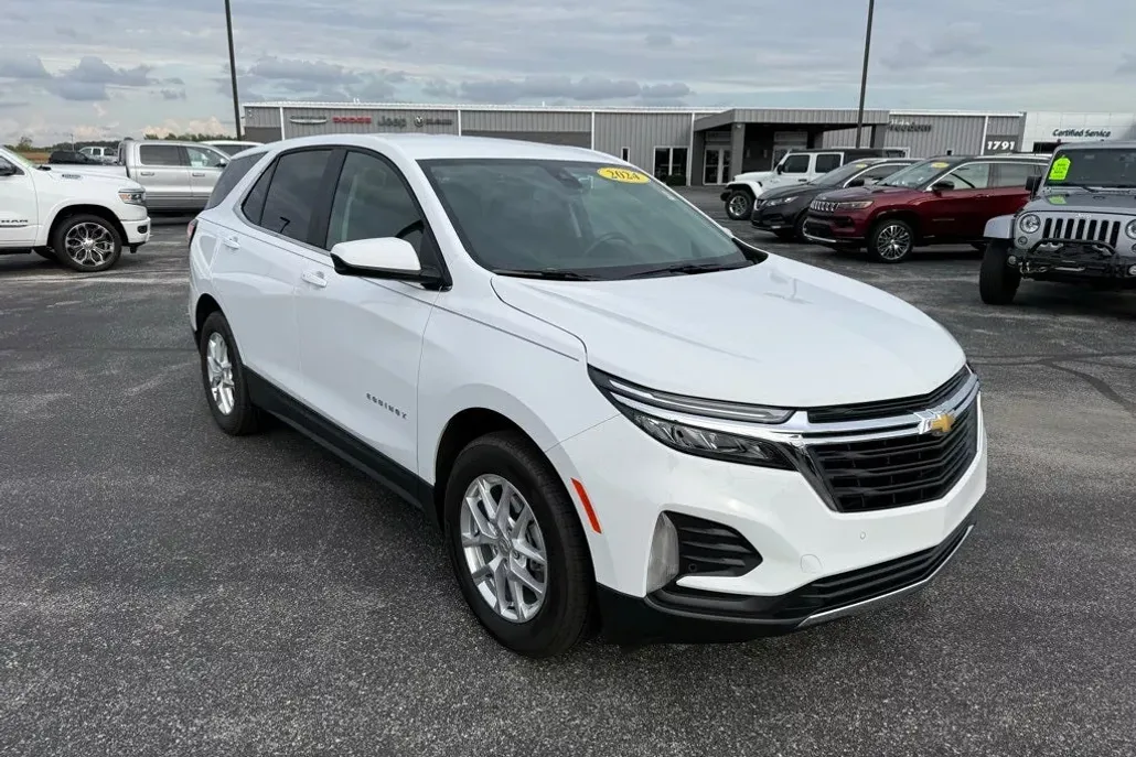 2024 Chevrolet Equinox LT photo 1