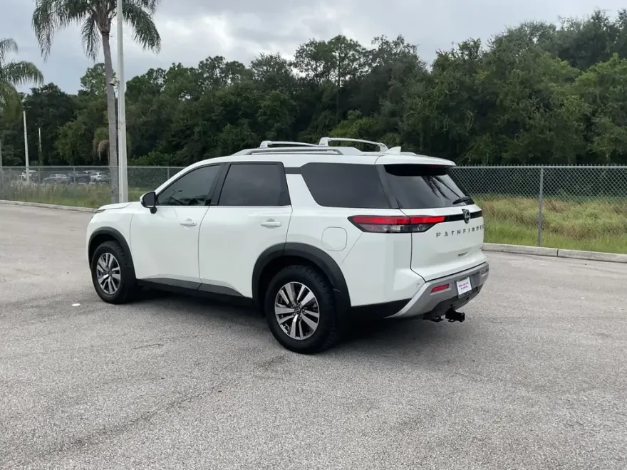 2022 Nissan Pathfinder SL photo 1