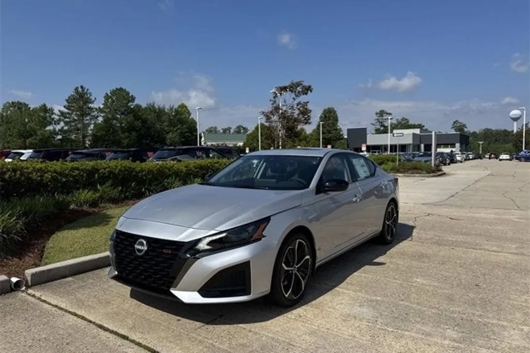2025 Nissan Altima SR photo 1