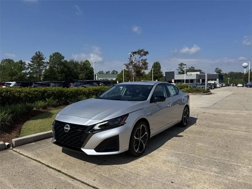 2025 Nissan Altima SR photo 1
