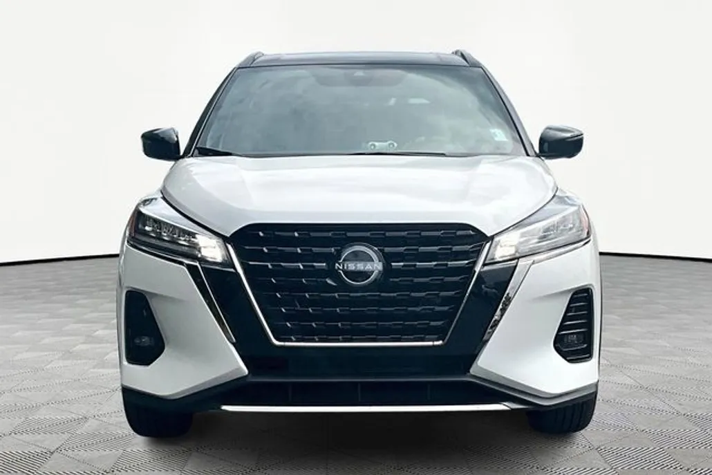 2024 Nissan Kicks SR photo 1