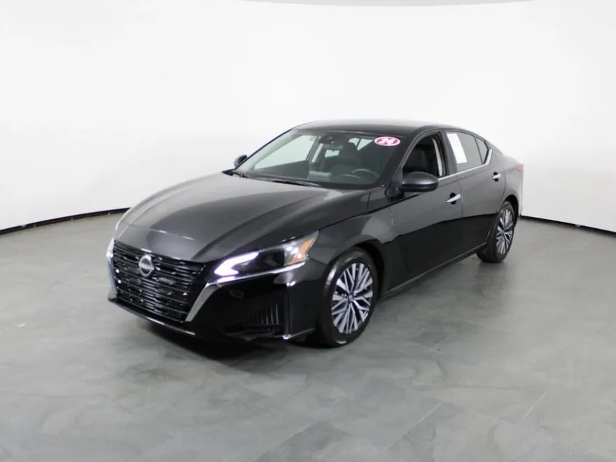 2024 Nissan Altima 2.5 SV photo 1
