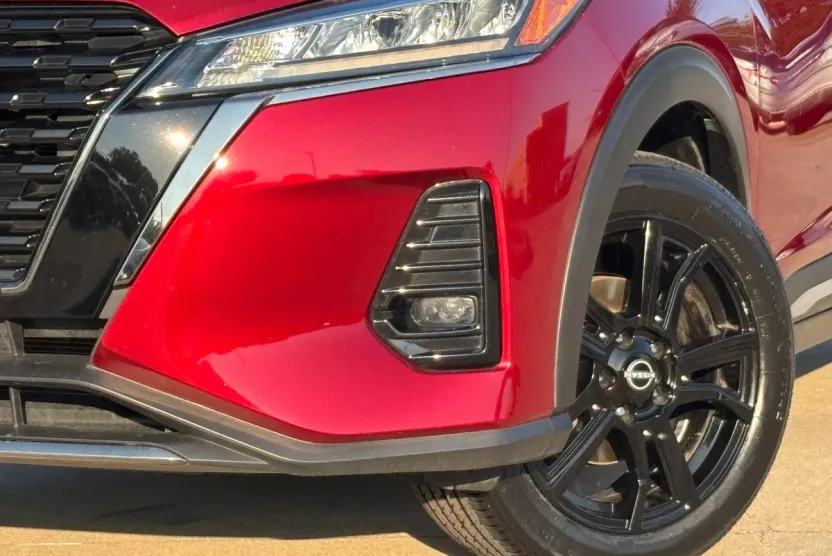 2023 Nissan Kicks SR photo 1