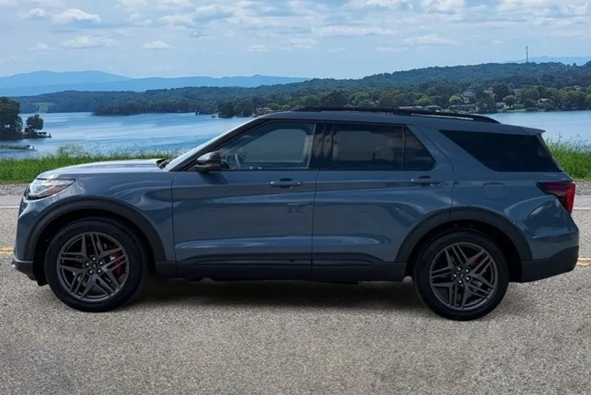2025 Ford Explorer ST photo 1