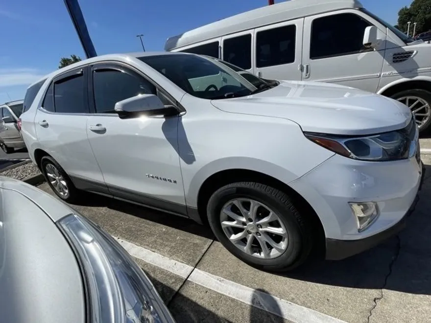 2018 Chevrolet Equinox LT photo 1