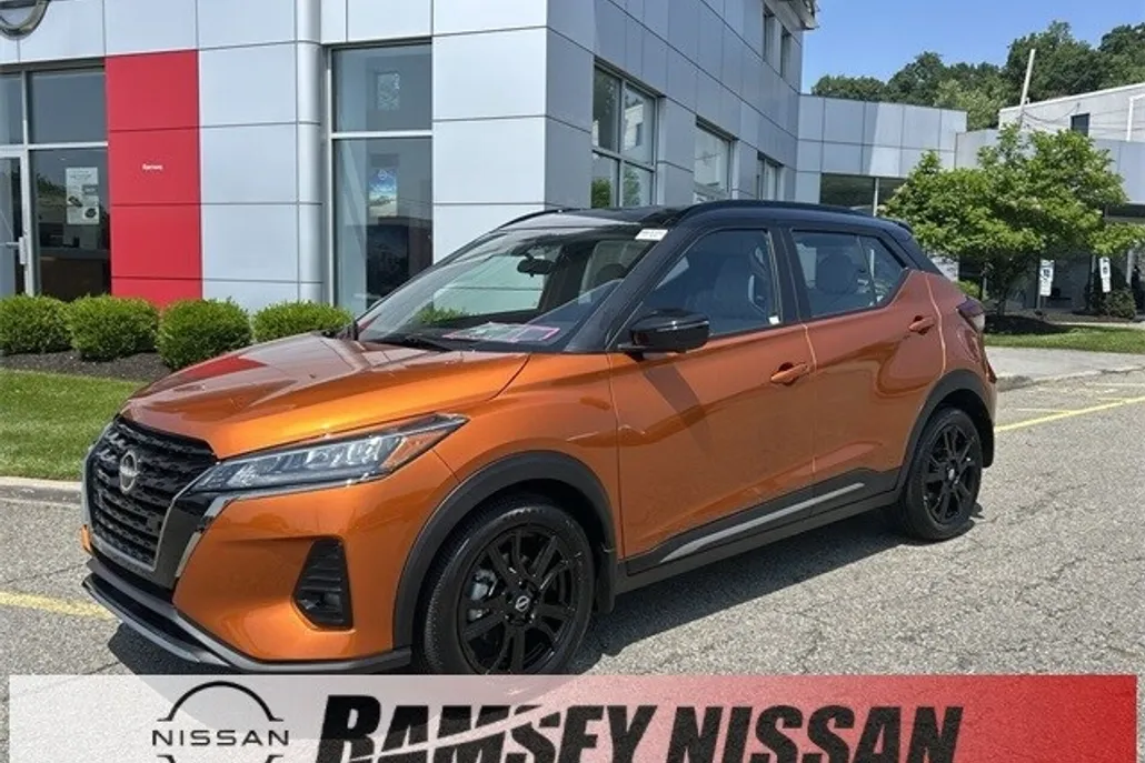 2024 Nissan Kicks SR photo 1