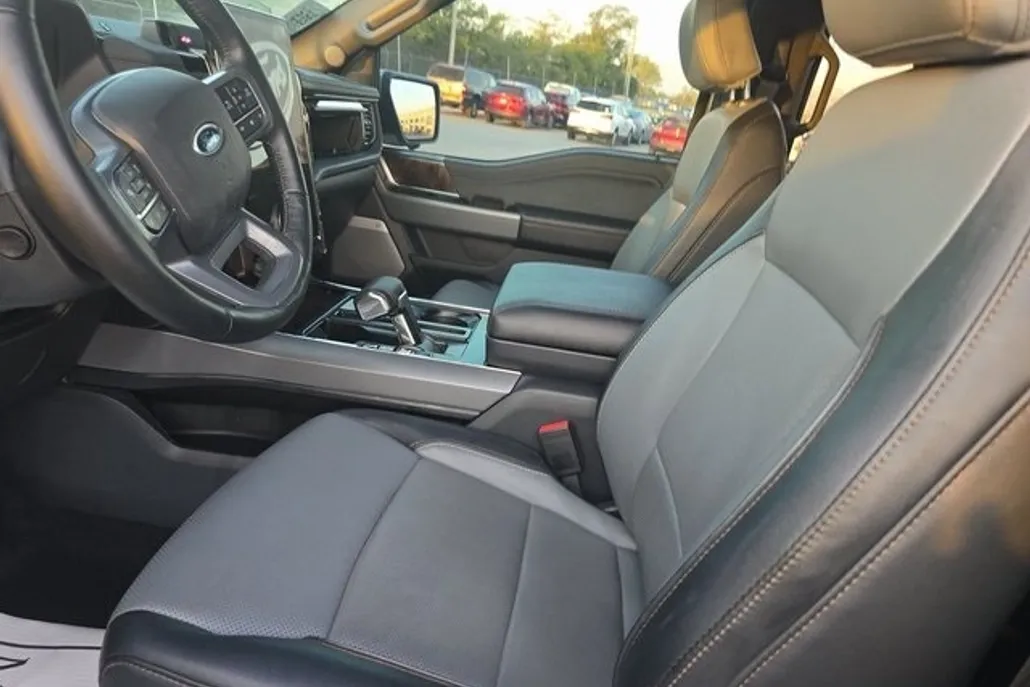 2023 Ford F-150 Lightning Lariat photo 1