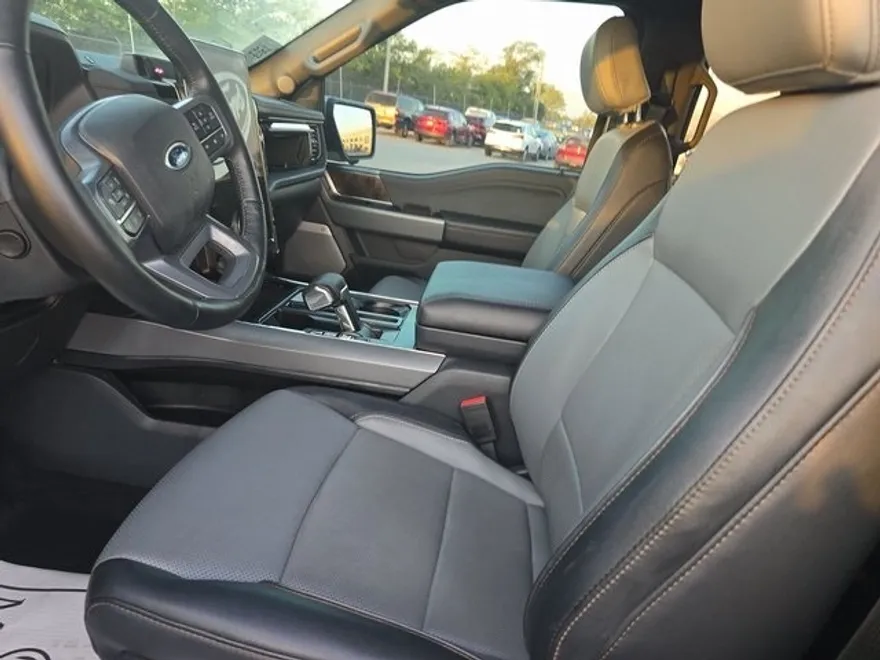 2023 Ford F-150 Lightning Lariat photo 1