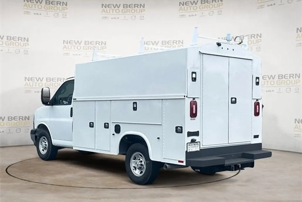 2024 Chevrolet Express Cutaway 3500 photo 1