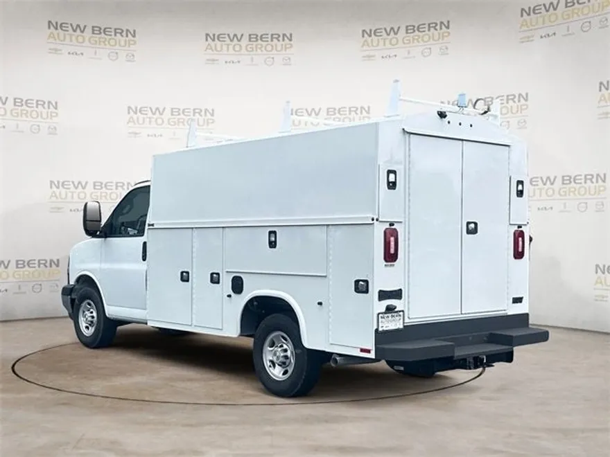 2024 Chevrolet Express Cutaway 3500 photo 1