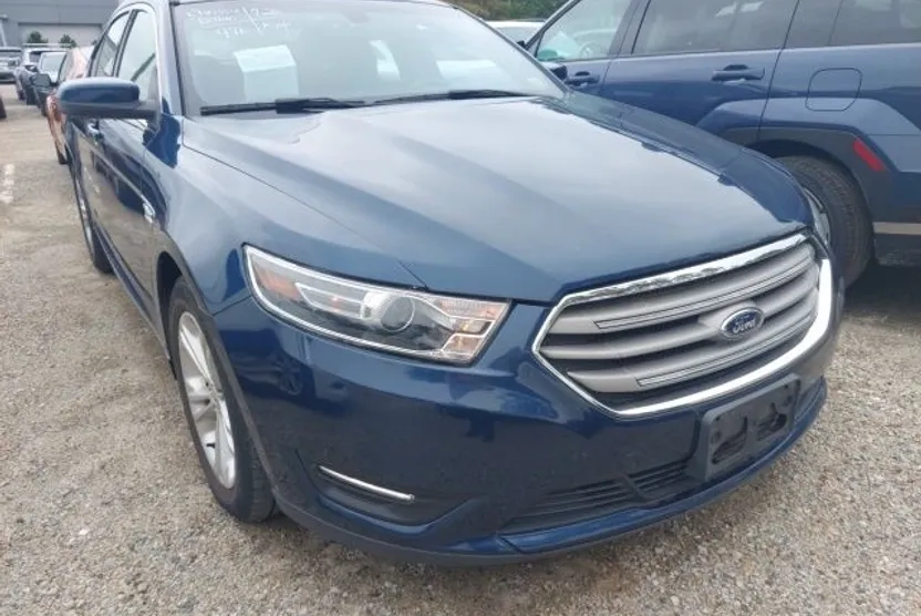 2016 Ford Taurus SEL photo 1