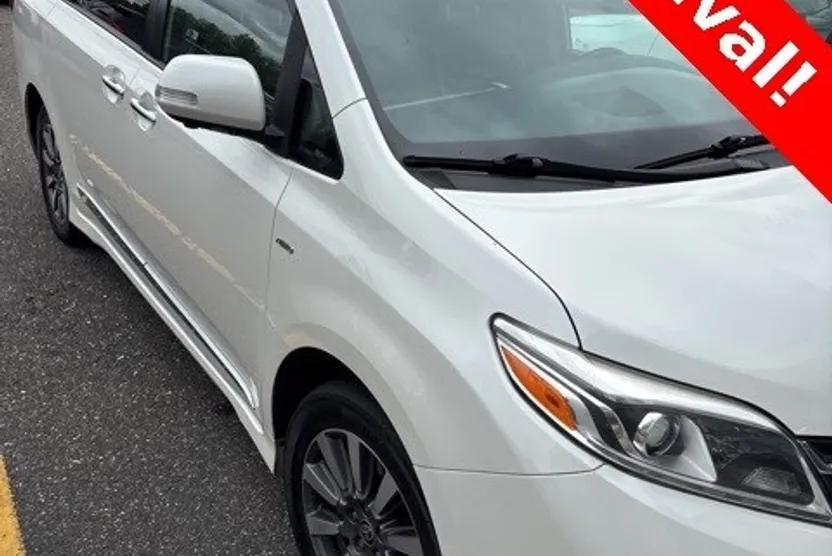 2020 Toyota Sienna Limited Premium photo 1
