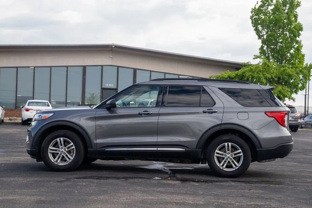 2021 Ford Explorer XLT photo 1