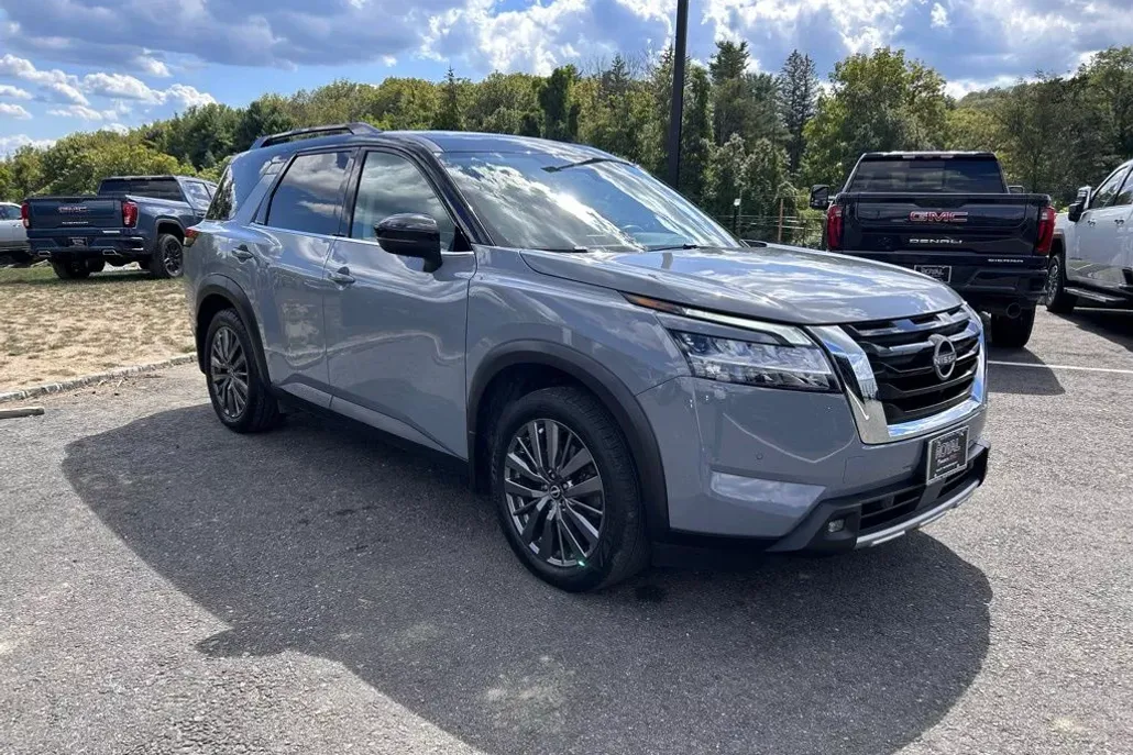 2022 Nissan Pathfinder SL photo 1