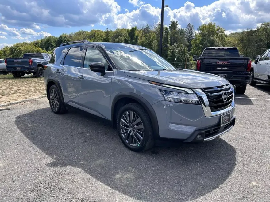 2022 Nissan Pathfinder SL photo 1