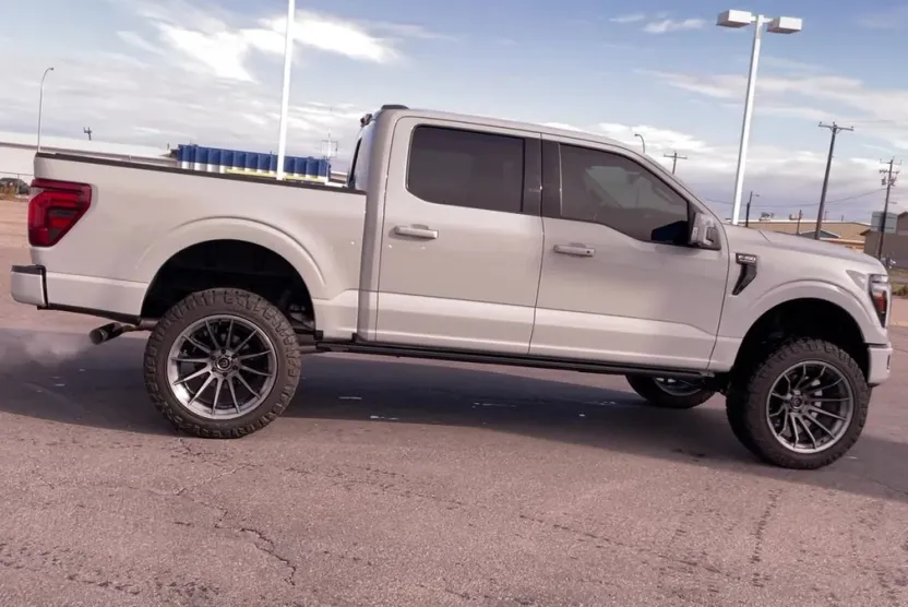 2024 Ford F-150 Platinum photo 1