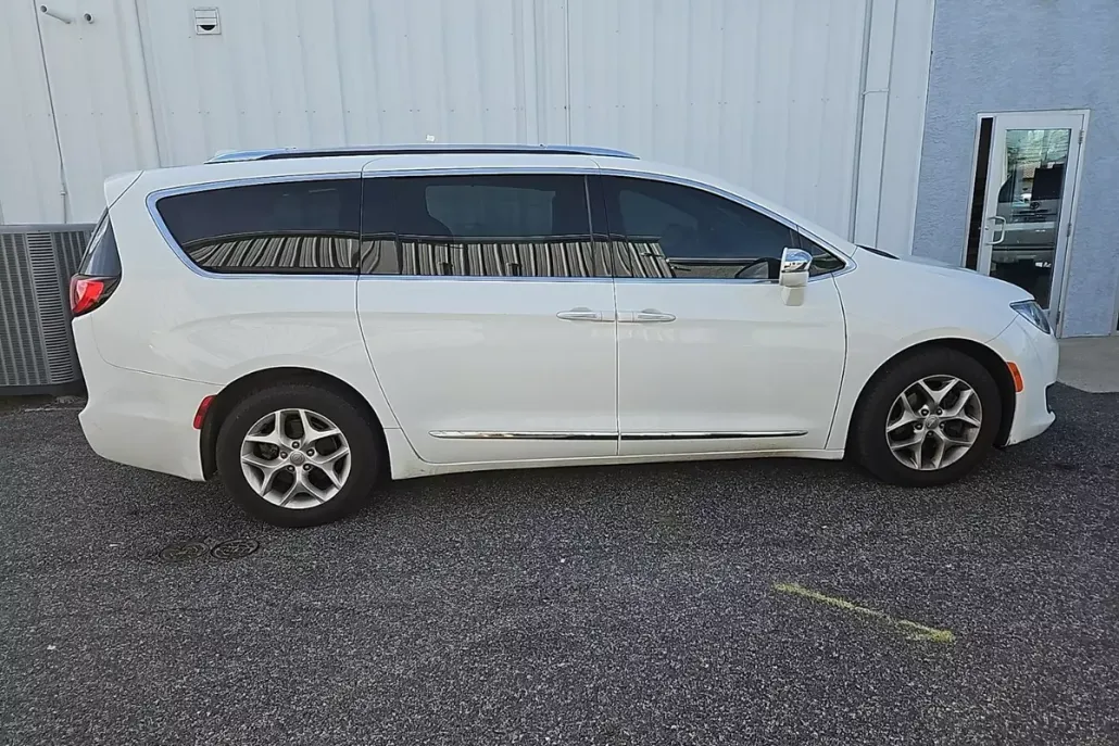 2020 Chrysler Pacifica Limited photo 1