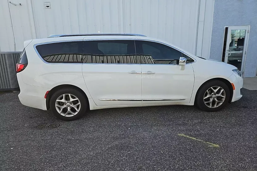 2020 Chrysler Pacifica Limited photo 1