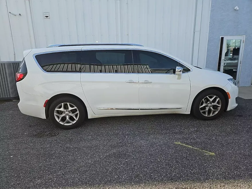2020 Chrysler Pacifica Limited photo 1