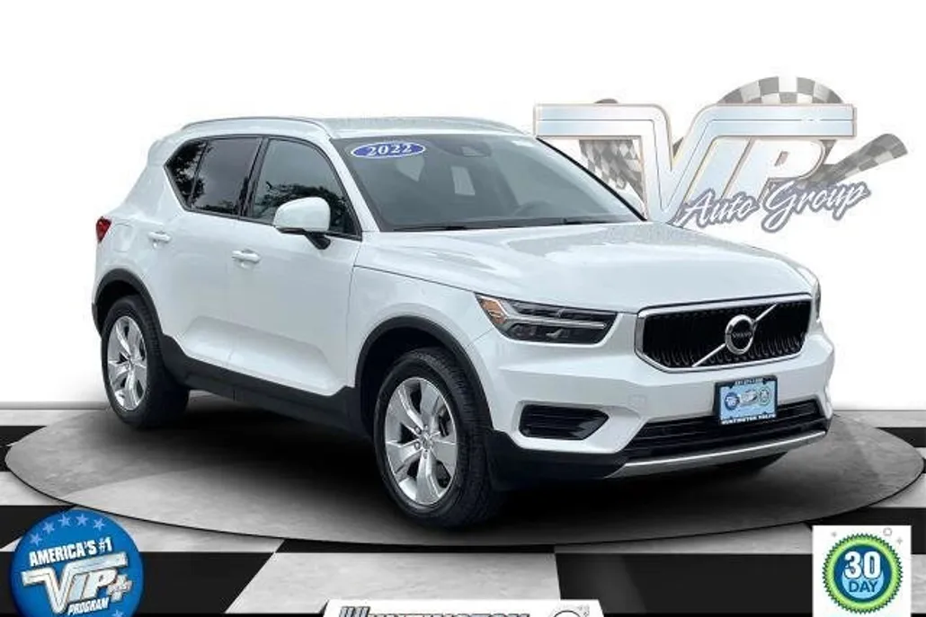 2022 Volvo XC40 Momentum T5 AWD photo 1