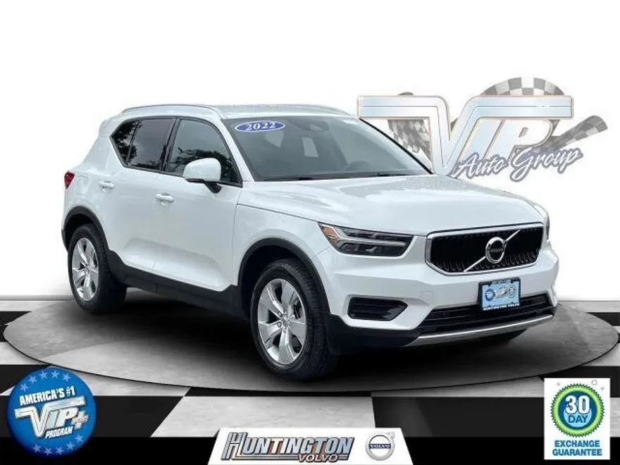 2022 Volvo XC40 Momentum T5 AWD photo 1