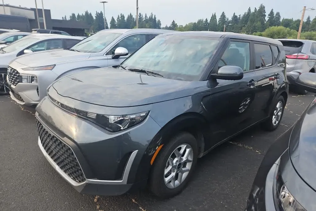 2023 Kia Soul LX photo 1