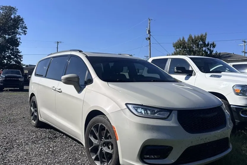 2021 Chrysler Pacifica Touring L photo 1