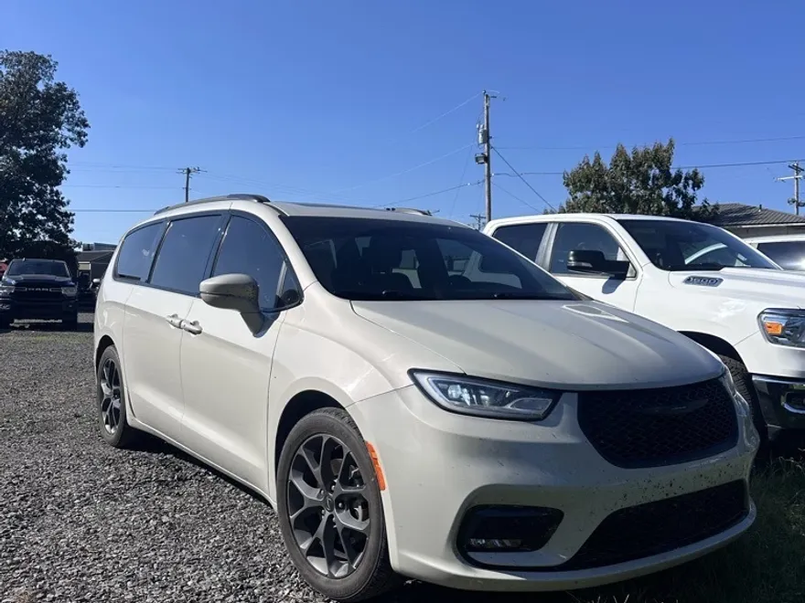 2021 Chrysler Pacifica Touring L photo 1