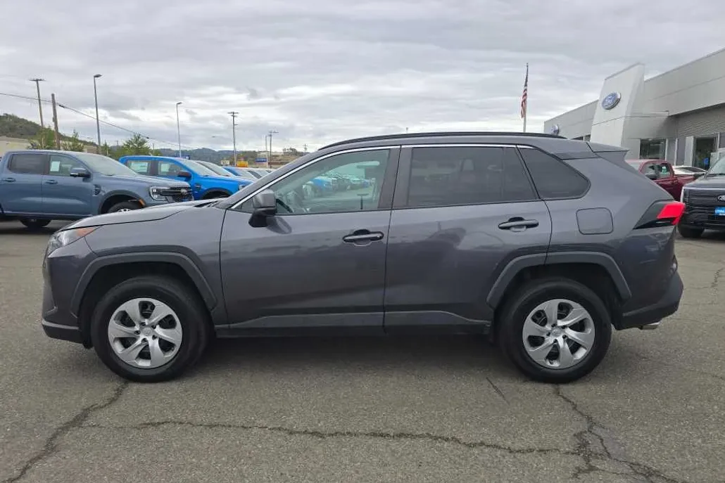 2021 Toyota RAV4 LE photo 1