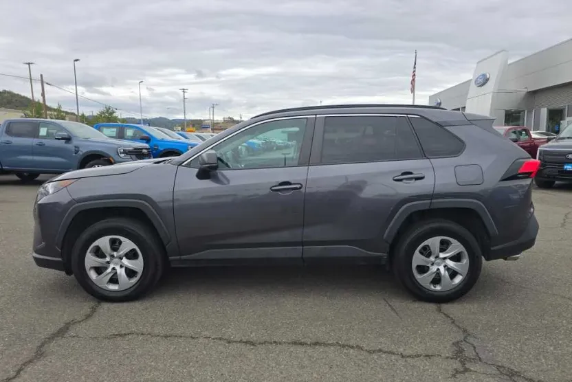 2021 Toyota RAV4 LE photo 1