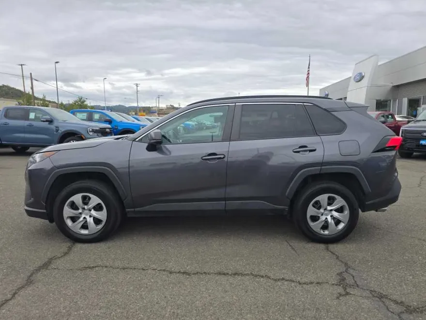 2021 Toyota RAV4 LE photo 1