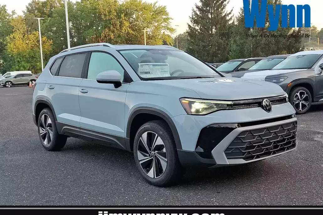 2025 Volkswagen Taos SE photo 1