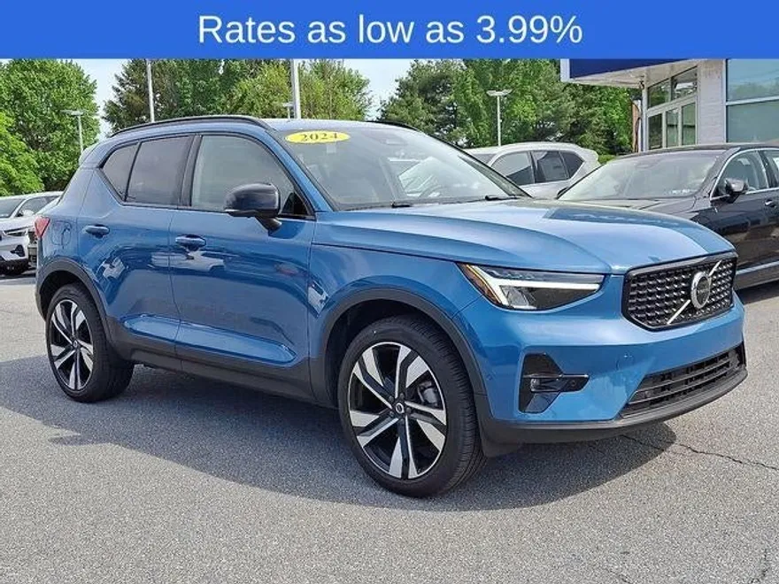 2024 Volvo XC40 AWD Plus photo 1