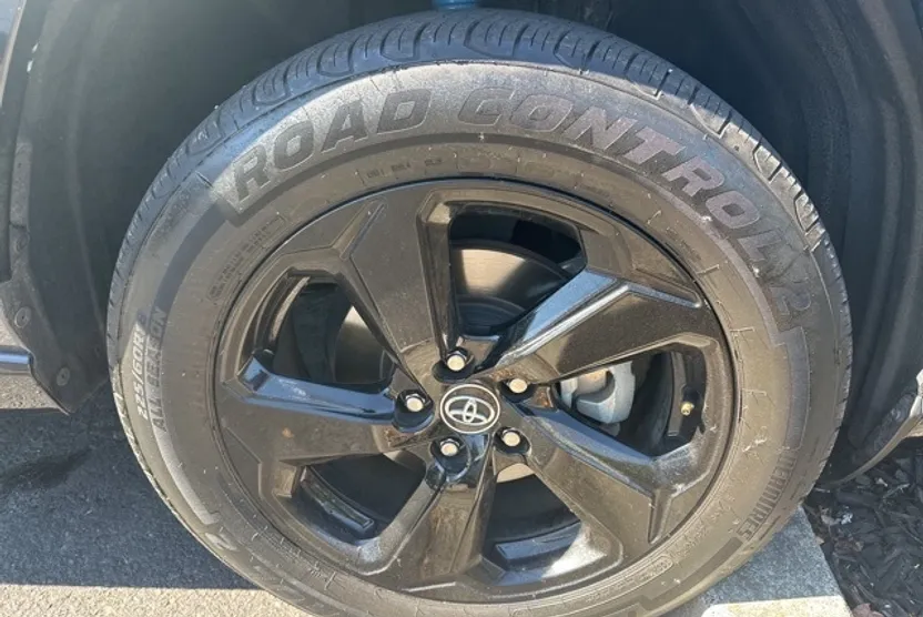 2020 Toyota RAV4 Hybrid XSE photo 1