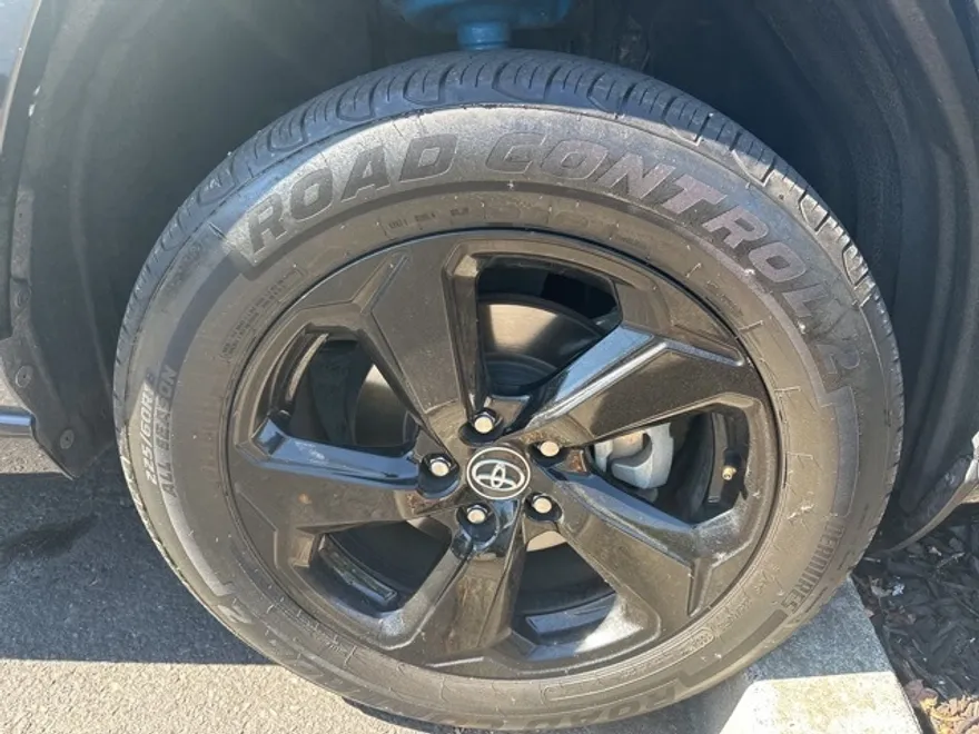 2020 Toyota RAV4 Hybrid XSE photo 1