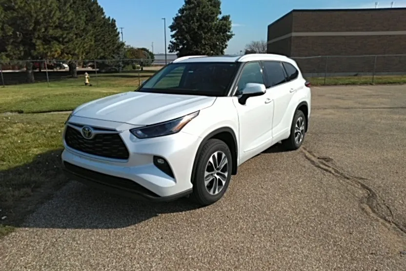 2022 Toyota Highlander XLE photo 1