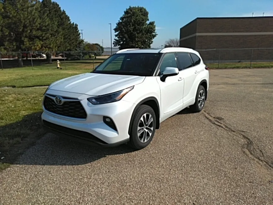 2022 Toyota Highlander XLE photo 1