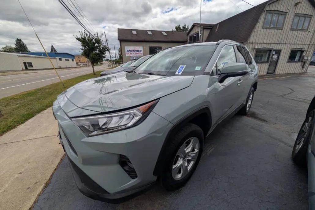 2021 Toyota RAV4 XLE photo 1