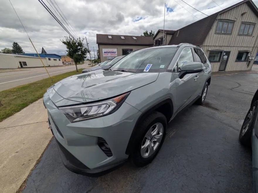 2021 Toyota RAV4 XLE photo 1