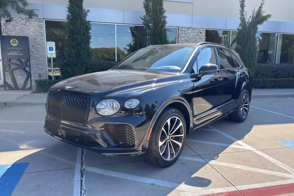 2024 Bentley Bentayga V8 photo 1