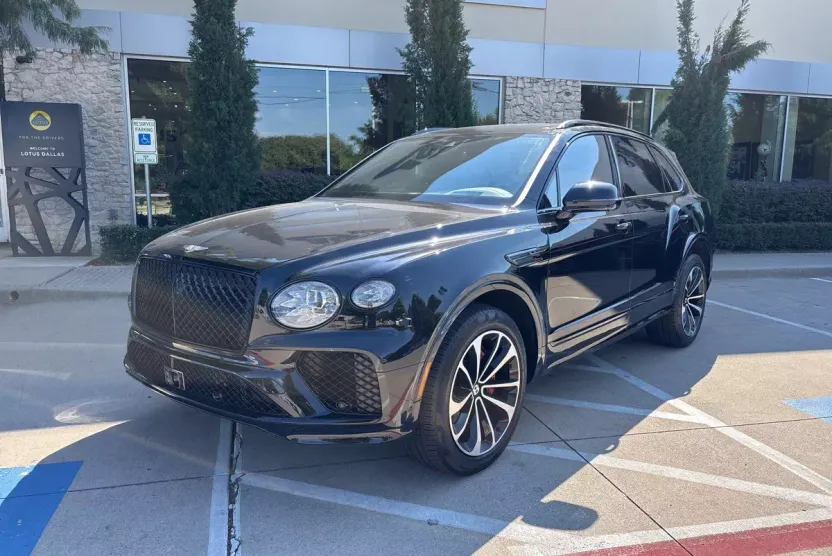 2024 Bentley Bentayga V8 photo 1