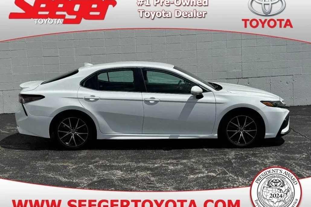 2023 Toyota Camry SE photo 1