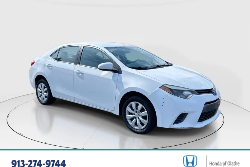 2015 Toyota Corolla LE photo 1