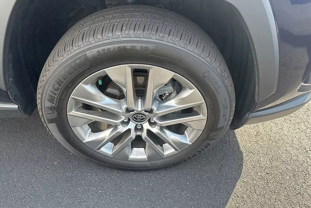 2024 Toyota RAV4 XLE Premium photo 1