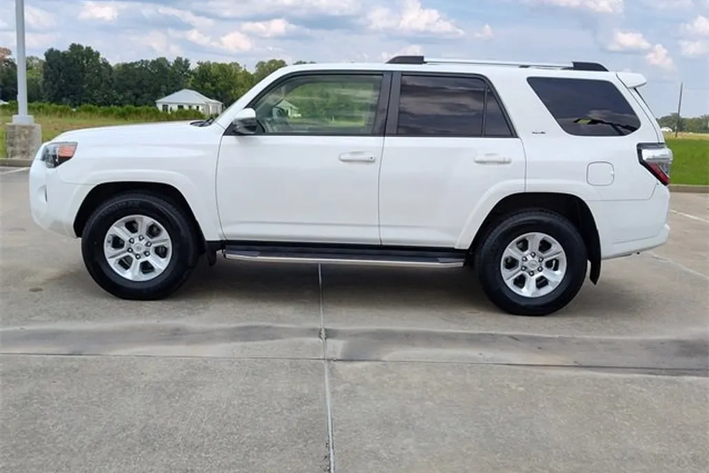 2020 Toyota 4Runner SR5 photo 1