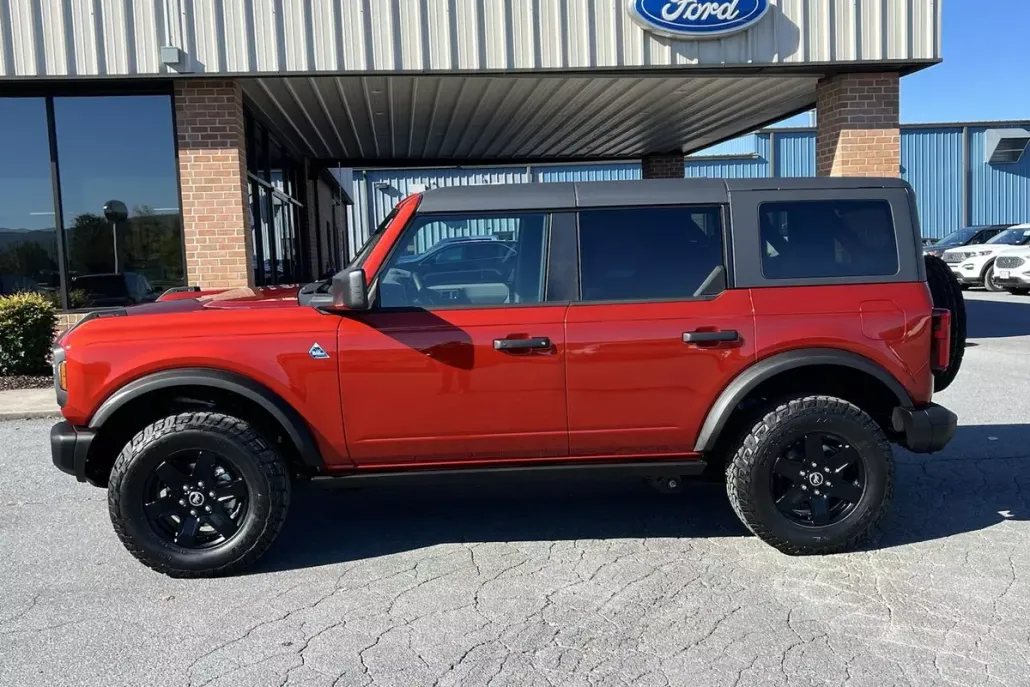 2024 Ford Bronco Black Diamond photo 1