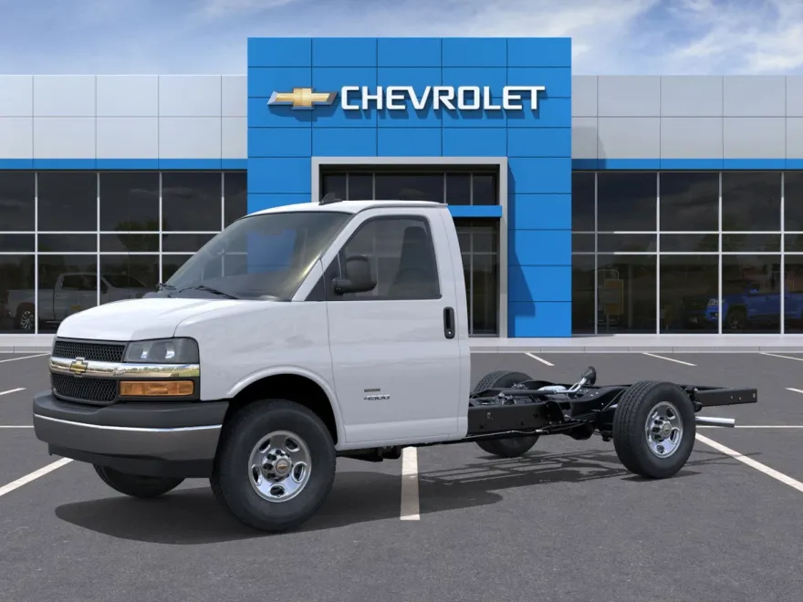 2025 Chevrolet Express Cutaway 3500 photo 1